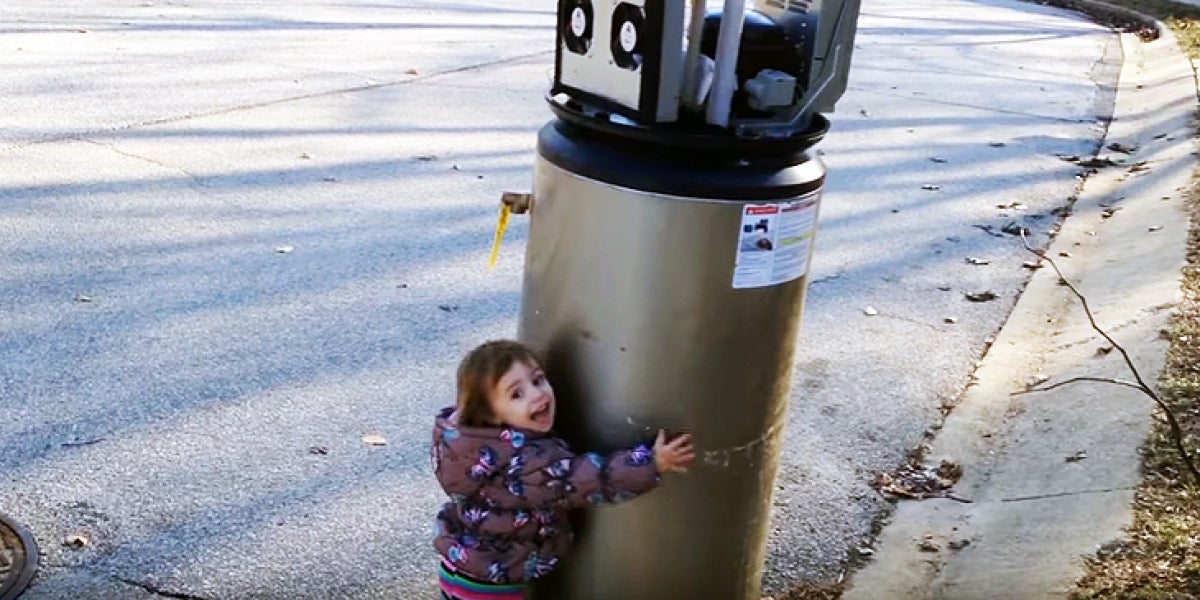 La pequeña Rayna abrazando a su amigo "robot"