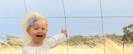La fotografía de la niña junto a la serpiente La fotografía de la niña junto a la serpiente