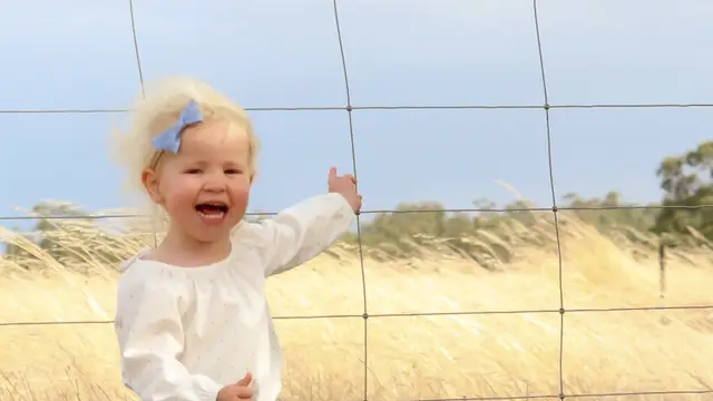La fotografía de la niña junto a la serpiente