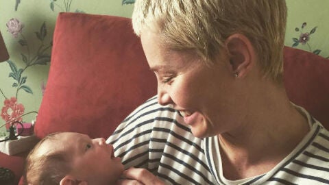 Soraya Arnelas con su hija Manuela