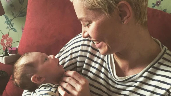 Soraya Arnelas con su hija Manuela