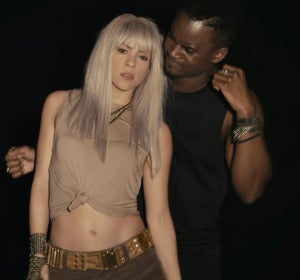 Shakira y Black M en el videoclip de 'Comme Moi' Shakira y Black M en el videoclip de 'Comme Moi'