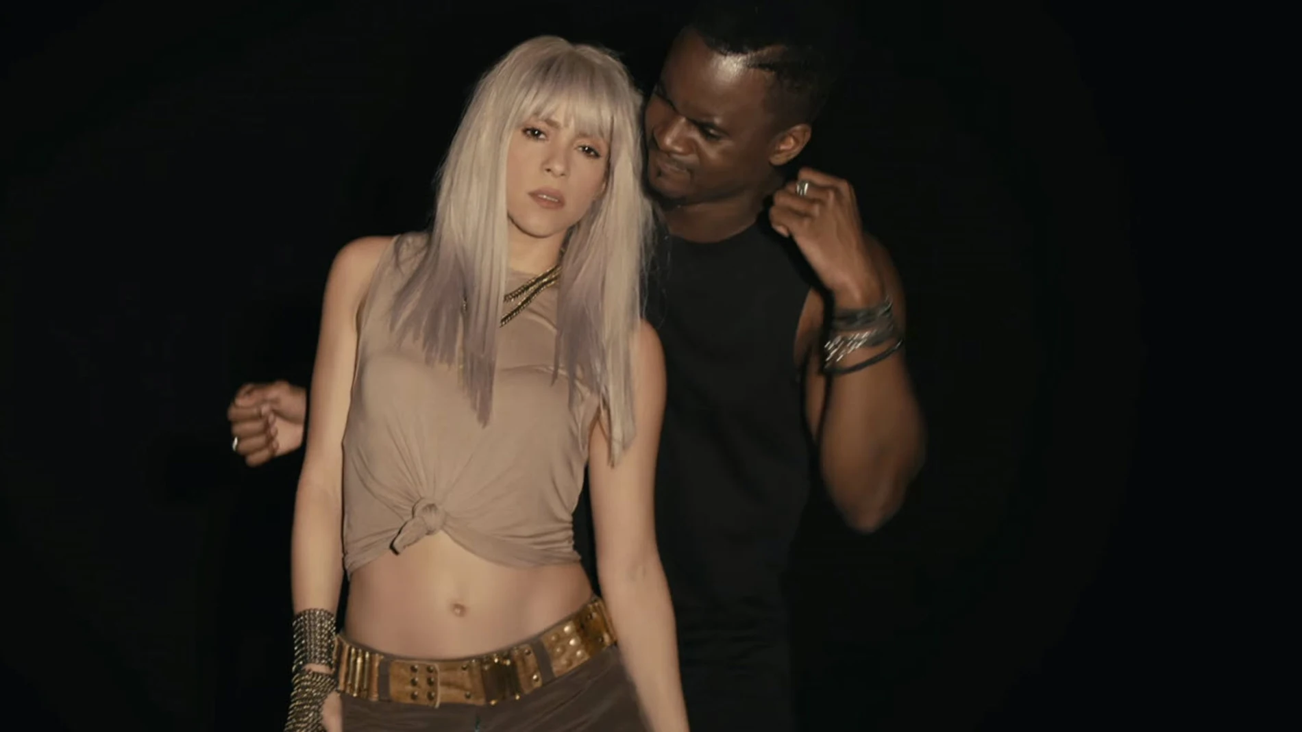 Shakira y Black M en el videoclip de 'Comme Moi' Shakira y Black M en el videoclip de 'Comme Moi'
