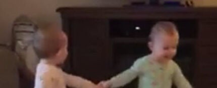 Dos bebés imitan a la perfección una escena de la película Frozen