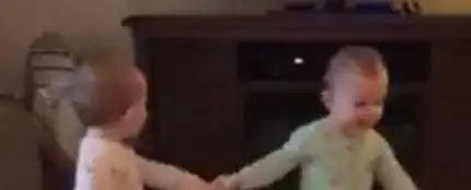 Dos bebés imitan a la perfección una escena de la película Frozen Dos bebés imitan a la perfección una escena de la película Frozen