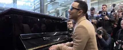 John Legend hace un concierto sorpresa en el metro de Londres John Legend hace un concierto sorpresa en el metro de Londres