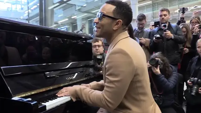 John Legend hace un concierto sorpresa en el metro de Londres