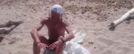 Una joven graba y humilla a un acosador que se masturba mirándole en la playa