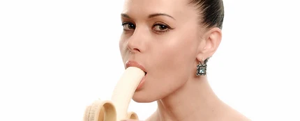 Una mujer comiendo un plátano Una mujer comiendo un plátano