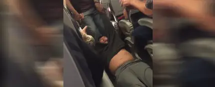 Pasajero arrastrado fuera de un avión por overbooking Pasajero arrastrado fuera de un avión por overbooking