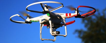 Dos jóvenes crean un dron de bajo coste para detectar minas antipersonas