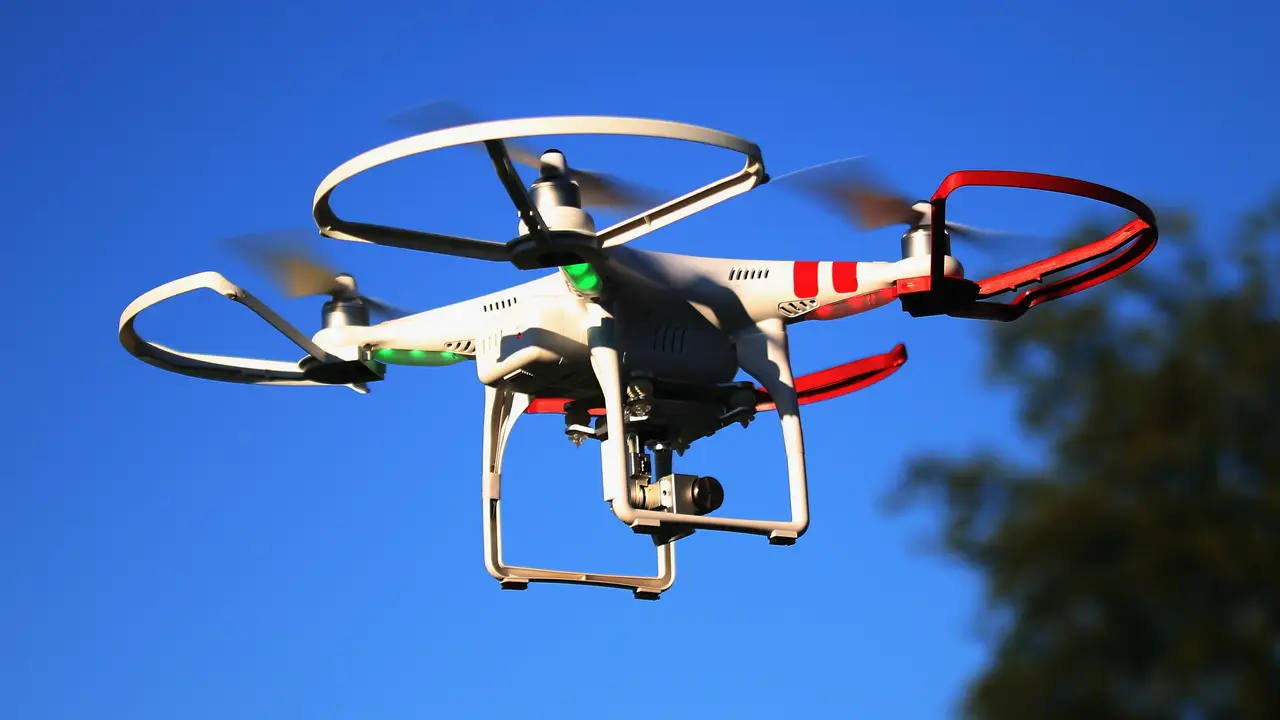 Dos jóvenes crean un dron de bajo coste para detectar minas antipersonas Dos jóvenes crean un dron de bajo coste para detectar minas antipersonas