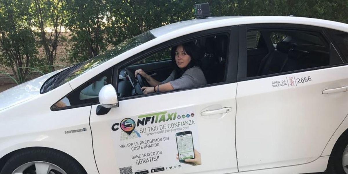 Sonia López dirige la emisora de taxi Dona dentro de Confitaxi