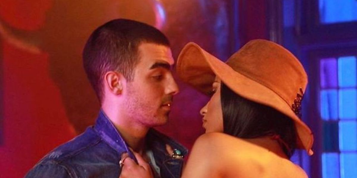 Joe Jonas y Nicki Minaj en el vídeo de 'Kissing Strangers'