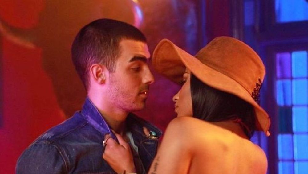 Joe Jonas y Nicki Minaj en el vídeo de 'Kissing Strangers'
