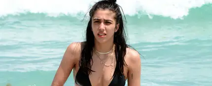 Lourdes León saliendo de la playa Lourdes León saliendo de la playa