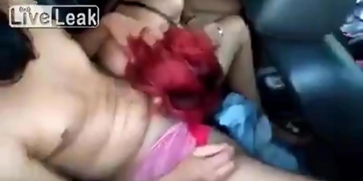 Una pareja se queda dormida mientras practicaba sexo en el coche