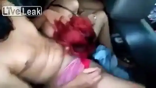 Una pareja se queda dormida mientras practicaba sexo en el coche