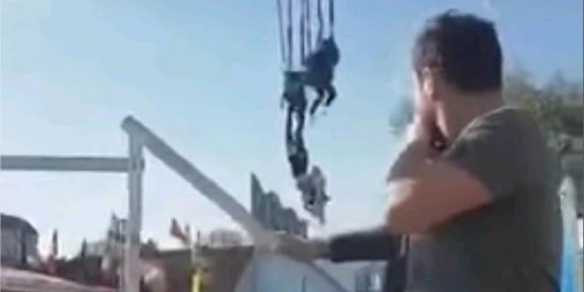 La joven colgando de la atracción 'Adrenalina'
