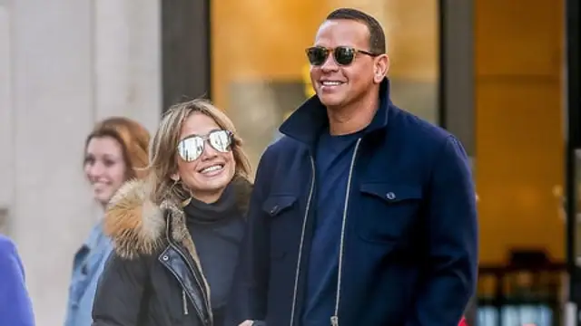 Jennifer Lopez y Alex Rodríguez paseando por la calle