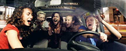 Un grupo de amigos cantando en el coche