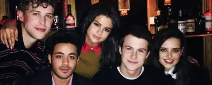 Selena Gomez y los protagonistas de 'Por 13 razones' se tatúan contra el bullying Selena Gomez y los protagonistas de 'Por 13 razones' se tatúan contra el bullying