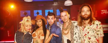DNCE y Nicki Minaj presentan 'Kissing Strangers' DNCE y Nicki Minaj presentan 'Kissing Strangers'