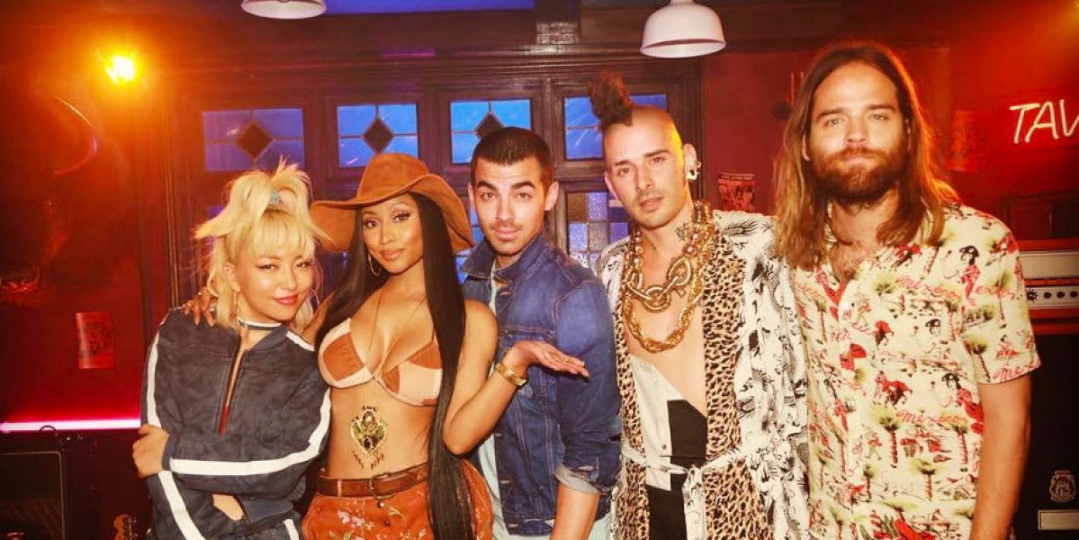 DNCE y Nicki Minaj presentan 'Kissing Strangers'