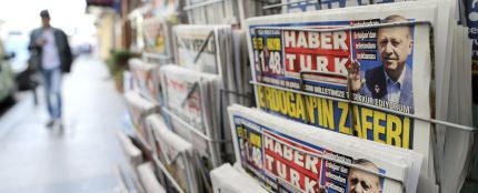 Los periódicos turcos con el titular &quot;Victoria de Erdogan&quot; en Estambul (Turquía)