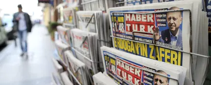 Los periódicos turcos con el titular "Victoria de Erdogan" en Estambul (Turquía) Los periódicos turcos con el titular "Victoria de Erdogan" en Estambul (Turquía)