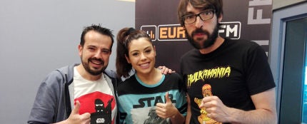 Alba Horcajuelo de Neox Games con Quique Peinado y Kiko Béjar