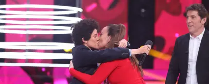 Mónica Naranjo consuela a una emocinada Angy con un apasionado beso Mónica Naranjo consuela a una emocinada Angy con un apasionado beso