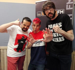Skone visita Europlay, con Quique Peinado y Kiko Béjar Skone visita Europlay, con Quique Peinado y Kiko Béjar