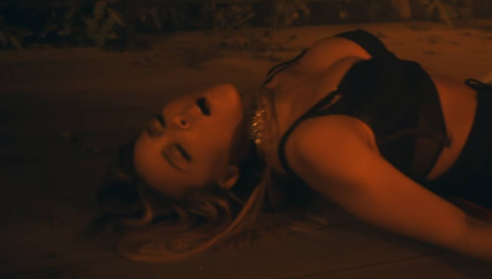 Tinashe en el videoclip de 'Flame'