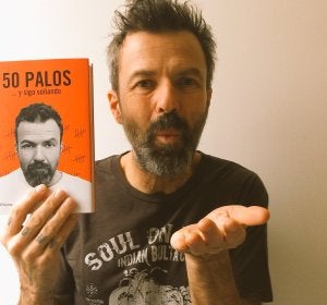 Pau Donés con su libro, 50 PALOS Pau Donés con su libro, 50 PALOS