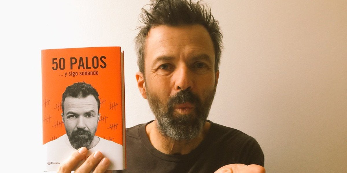 Pau Donés con su libro, 50 PALOS