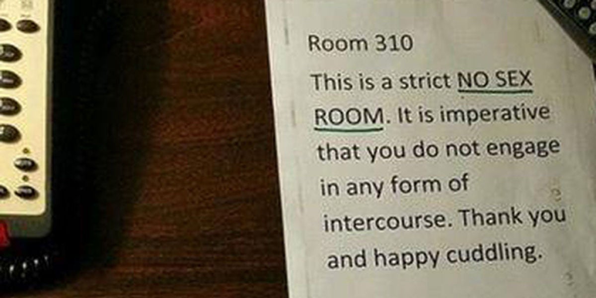 Nota en una habitación de hotel que prohíbe mantener relaciones sexuales