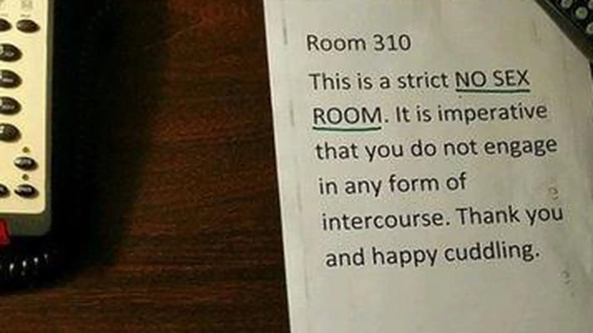 Nota en una habitación de hotel que prohíbe mantener relaciones sexuales