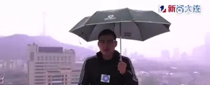 Un rayo alcanza a un reportero chino mientras daba el parte meteorológico Un rayo alcanza a un reportero chino mientras daba el parte meteorológico
