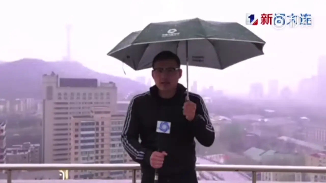 Un rayo alcanza a un reportero chino mientras daba el parte meteorológico Un rayo alcanza a un reportero chino mientras daba el parte meteorológico