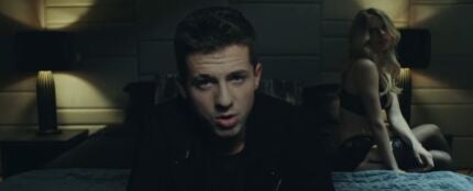 Charlie Puth en el videoclip de 'Attention'