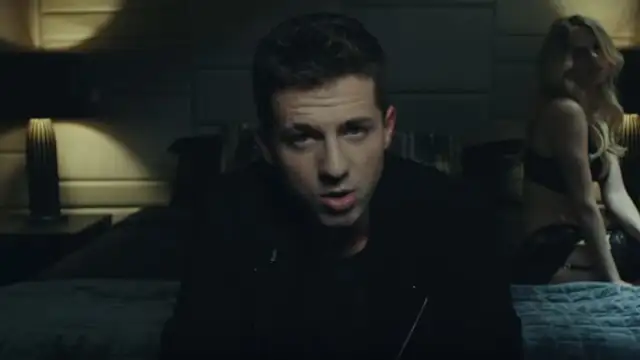 Charlie Puth en el videoclip de 'Attention'