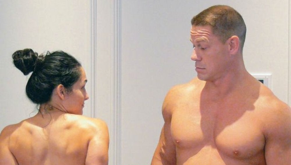 John Cena y Nikki Bella se desnudan en Youtube