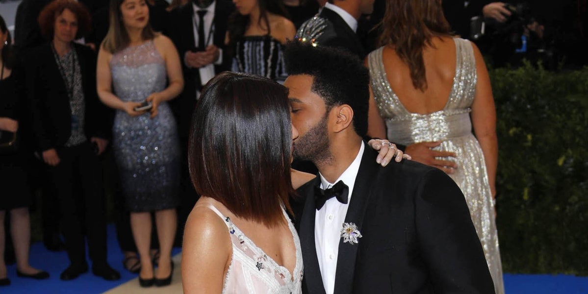 The Weeknd da un beso a Selena Gomez