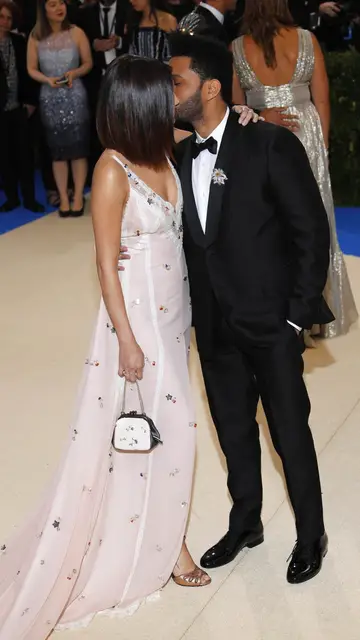 The Weeknd da un beso a Selena Gomez