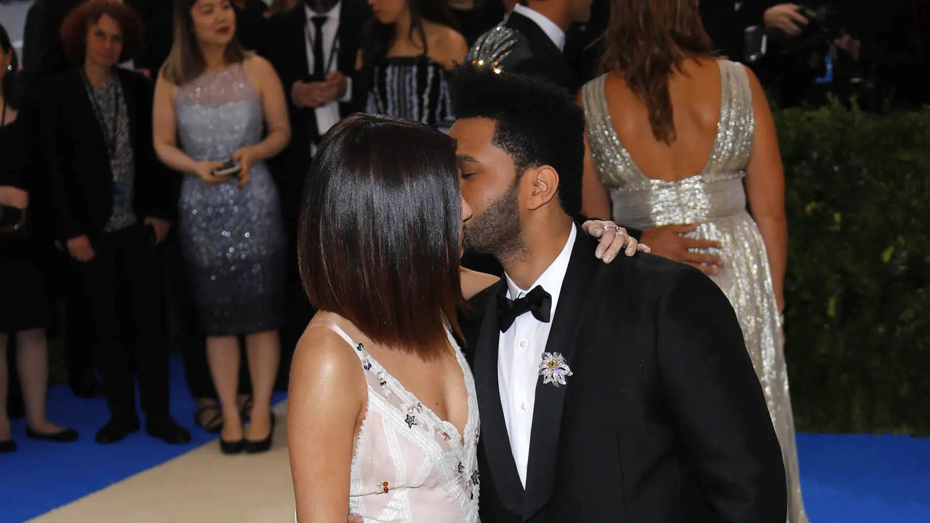 The Weeknd da un beso a Selena Gomez