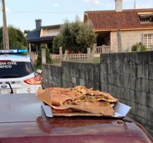 La Guardia Civil multa a un joven por comer sobre el capó de un coche en marcha La Guardia Civil multa a un joven por comer sobre el capó de un coche en marcha
