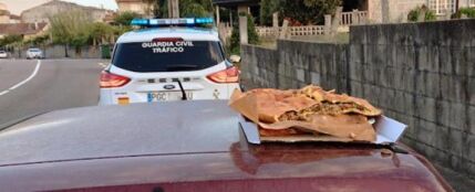 La Guardia Civil multa a un joven por comer sobre el capó de un coche en marcha
