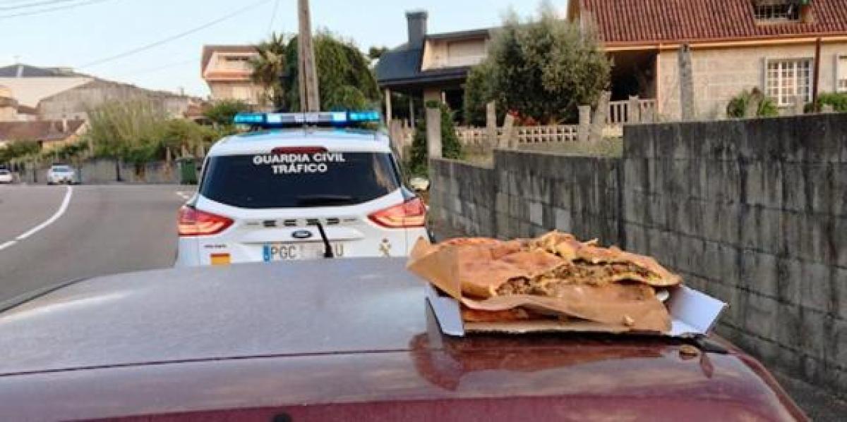 La Guardia Civil multa a un joven por comer sobre el capó de un coche en marcha