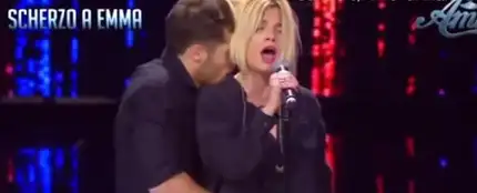 Emma Marrone sufre un abuso sexual mientras ensaya en la televisión italiana Emma Marrone sufre un abuso sexual mientras ensaya en la televisión italiana